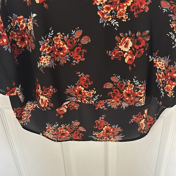 Daniel Rainn Size Large flowered blouse. open v neck with buttons at sleeves - Picture 4 of 9